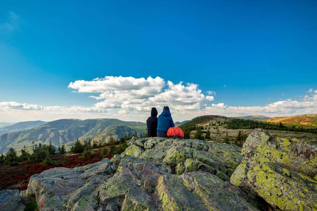 Turisté v na skále v Jeseníkách